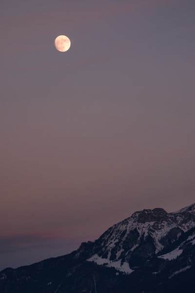 晚上山上的满月
